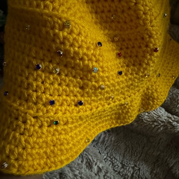 Yellow bucket hat only. Hat is new it doesn’t have a brand tag, just received - Picture 3 of 3